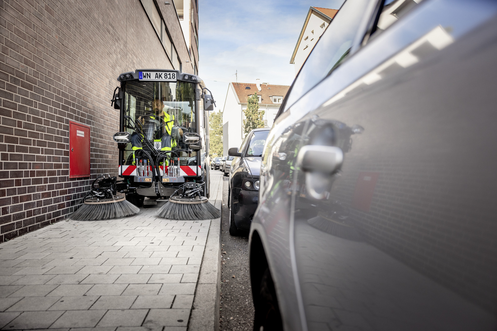 Kärcher MC 150 podczas zamiatania chodnika w mieście